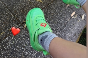 依旧是带娃的一天!东契奇晒照 女儿穿着自己的童版签名鞋