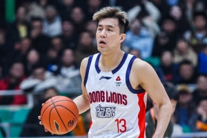 郭艾伦:我想杜导了 就想听他骂人 膝盖已好 就等着广东在6月签我