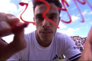 跨界致敬!阿根廷网球选手塞伦多洛晋级后在镜头签名“MESSI∞”